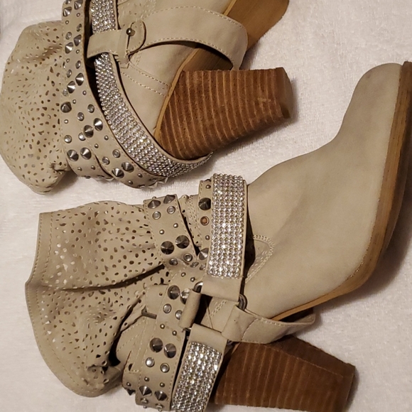 Beige Short Boot with wooden heel Sizr 9 M - Picture 4 of 4